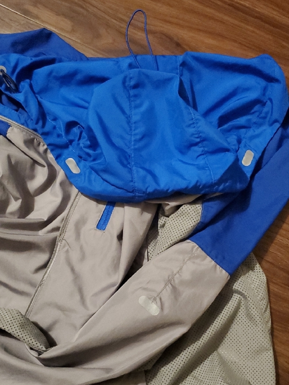 Nike Men’s Blue and Gray Hooded Reflective Windbreaker Jacket With Pockets - Picture 8 of 14